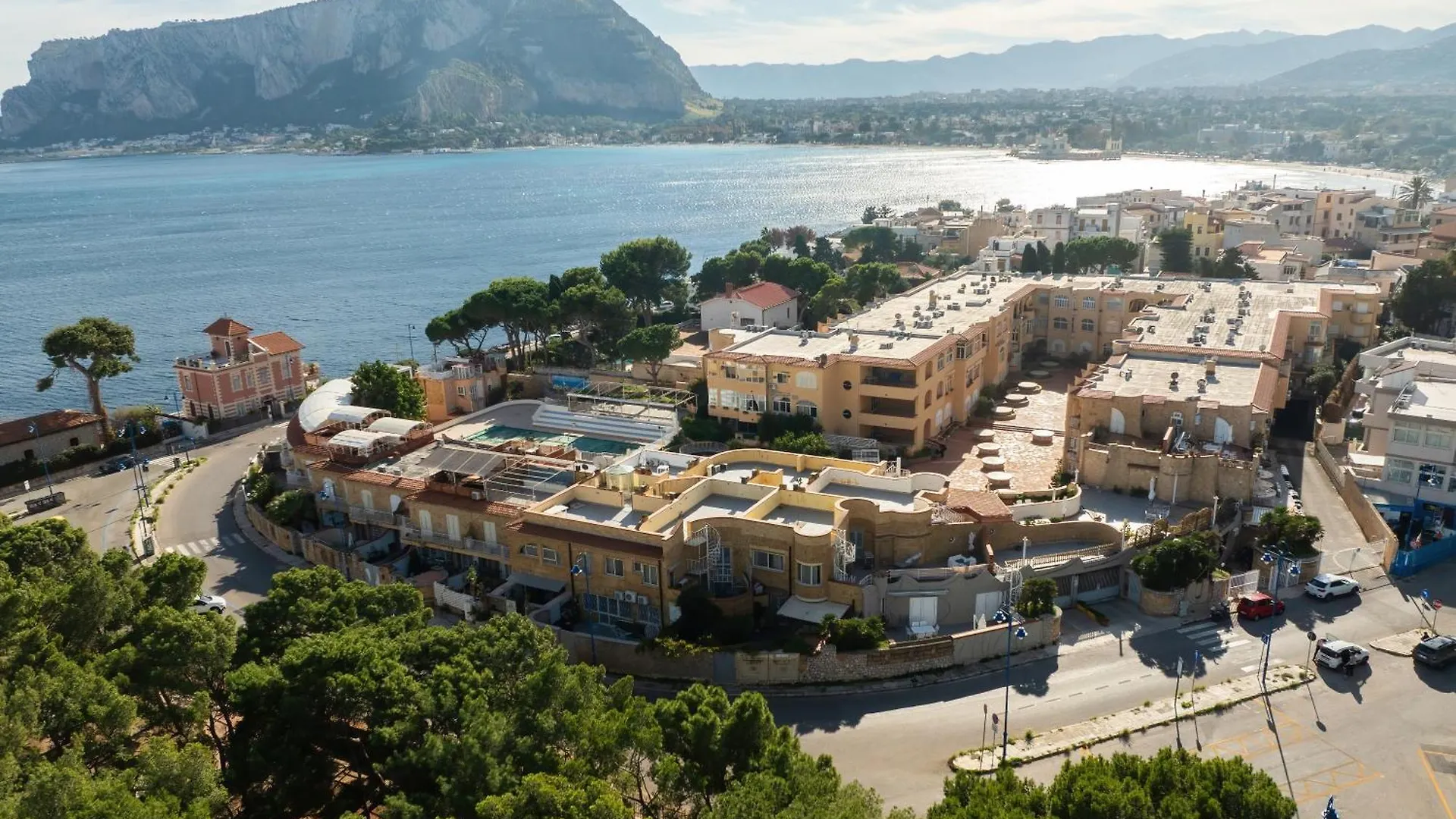 Medea Mondello Holiday